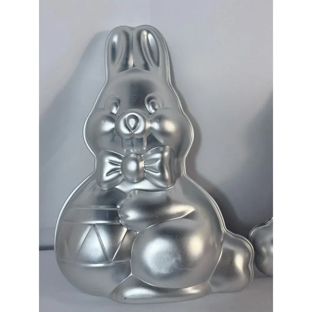 VTG Wilton Blushing Bunny 3D Cake Pan Two Piece Easter 1984 Aluminum Baking
